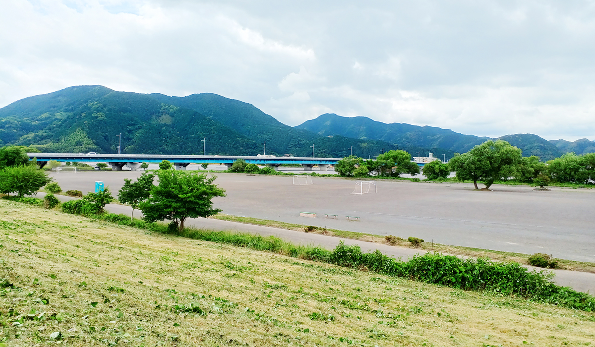 柳町の土手から安倍川を望む